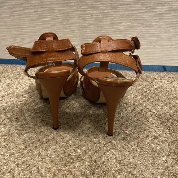 Size 7.5 heels - Picture 4 of 8